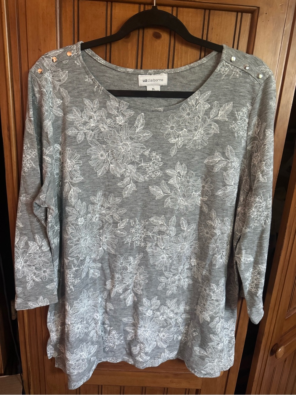 Liz Claiborne Gray Floral Long Sleeve Tee with Shoulder Buttons